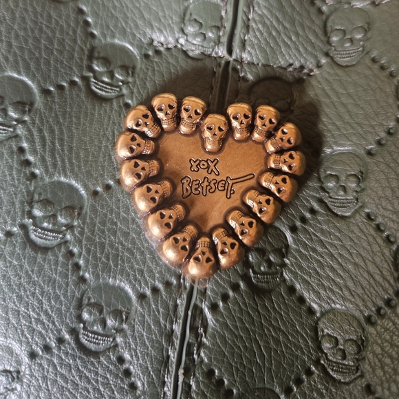 BETSY JOHNSON XOMILLIE SKULLS TOTE/SHOULDER BAG  New With Tags GREEN - Picture 2 of 9